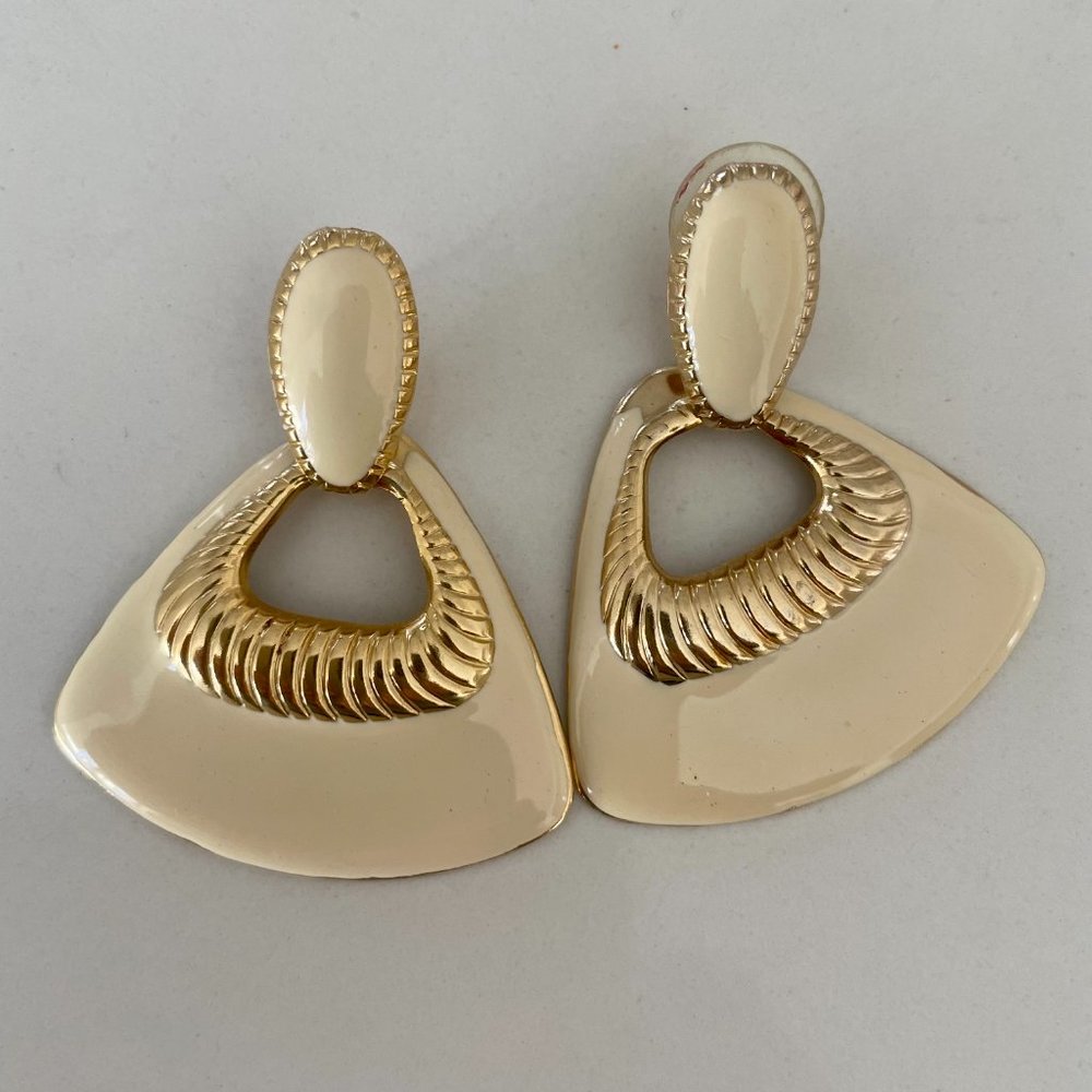 Vintage Mod Enamel Textured Gold Tone Edge Earrings - Picture 1 of 13